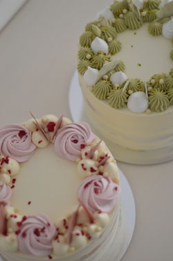 Pisztácia - eperkompót torta, Meggyes joghurt - vajaskeksz torta alap dekorral